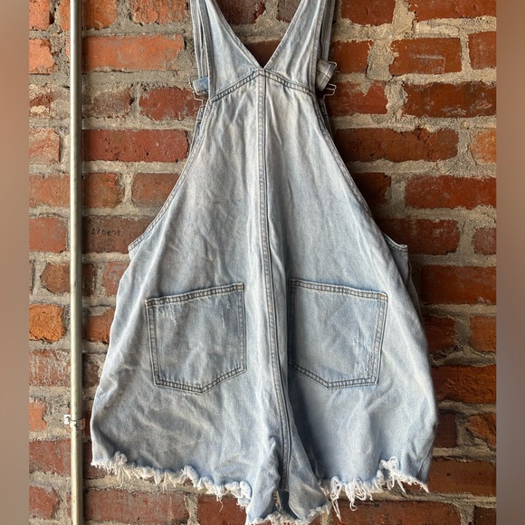 Wild Fable Women's Overall Shorts Distressed Light Wash Frayed Ends, size Large - Picture 6 of 11